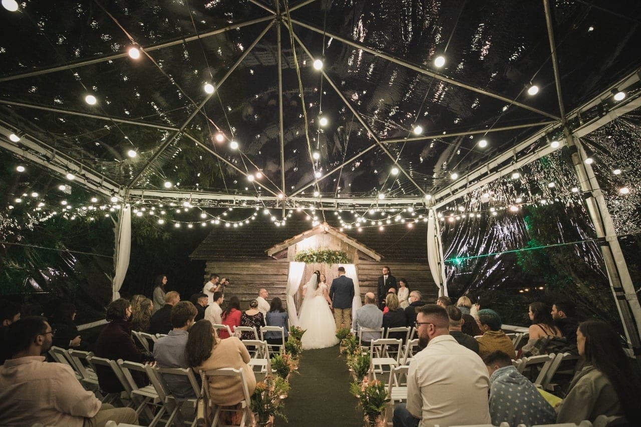 Tenda para casamento à beira do lago